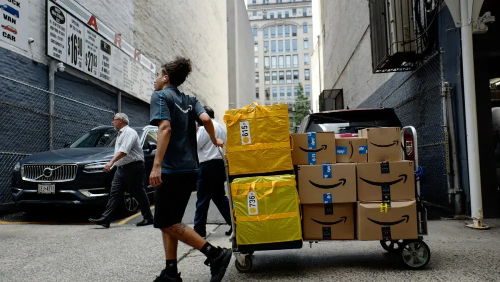 a-worker-delivers-packages-on-amazon-prime-day-in-new-york-us-on-tuesday-july-8-2025-amazoncom-incs-prime-day-sales-fell-almost-14-in-the-first-four-hours-of-the-event-compared-with-the-start-of-las-2