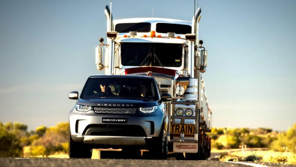 land_rover_discovery_tows_121-ton_road_train_across_australian_1-copy-1024x57645681-1