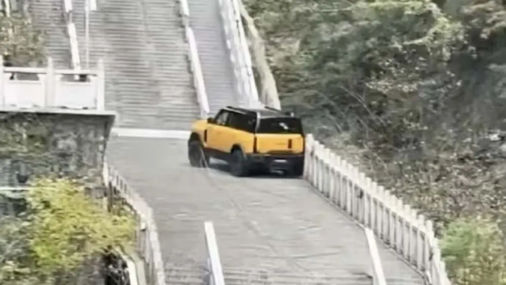 chery-staircase-video-fail613719