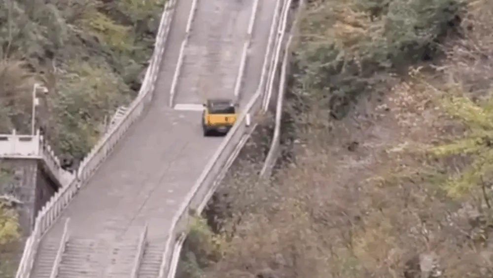 chinese-suv-attempting-range-rovers-viral-stunt-in-2018994848