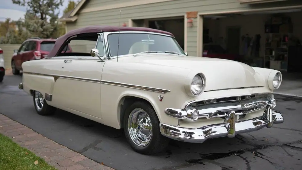 1954-ford-crestline-hero692045