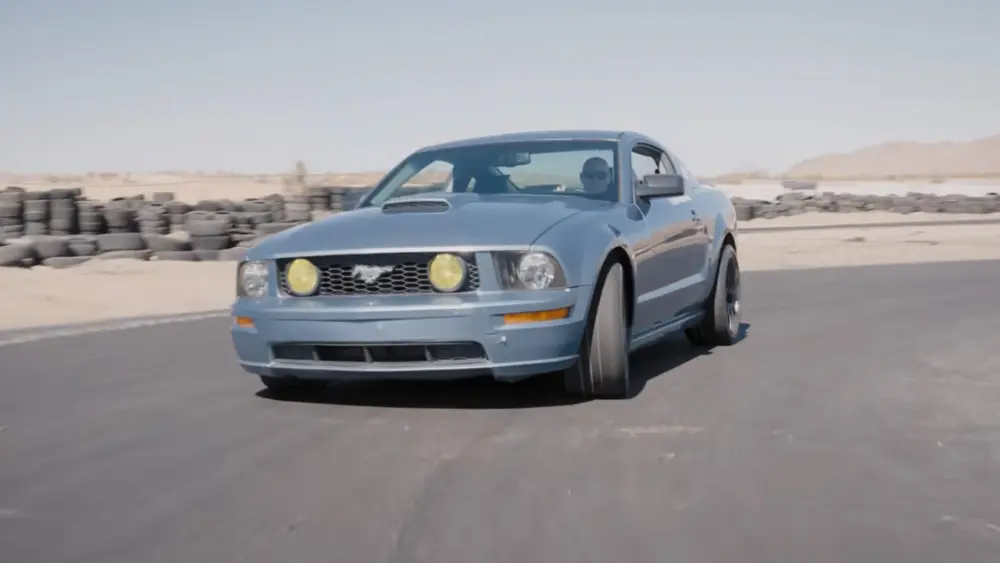 mustang-driving-hero-1402187