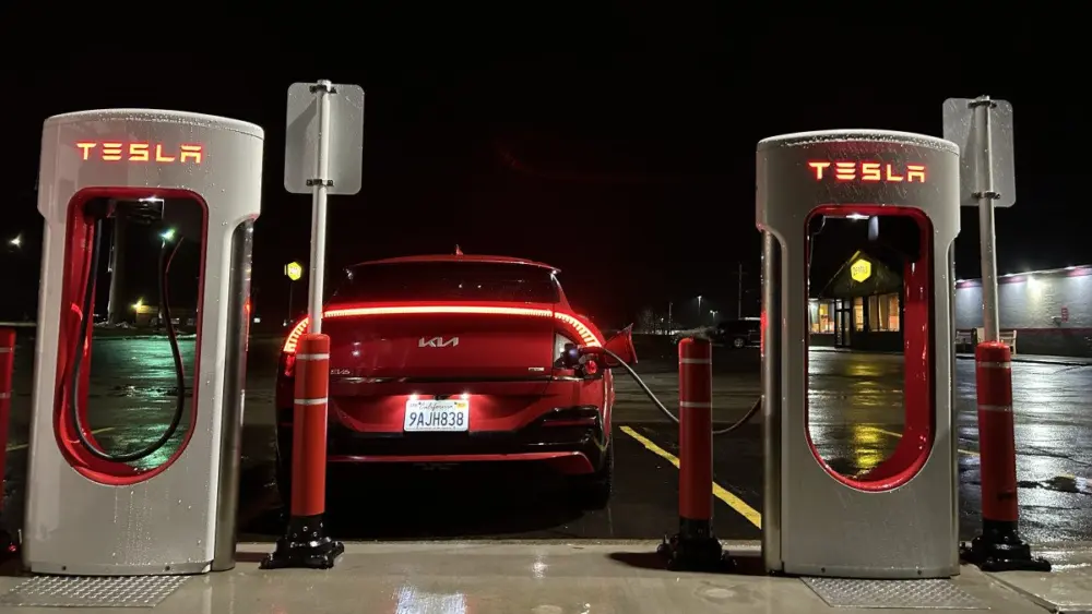 tesla-supercharging-with-long-term-kia-ev6544554