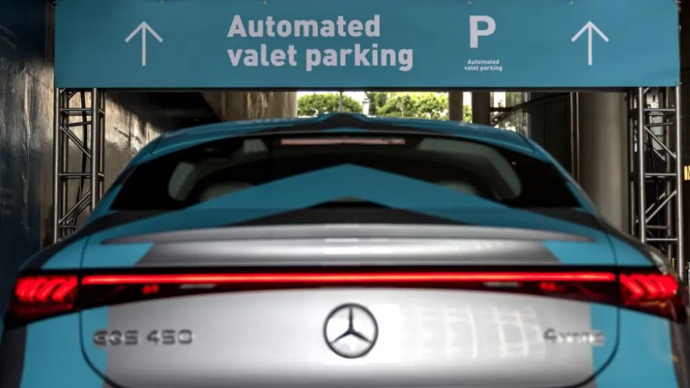mercedes-benz_and_bosch_showcase_automated_valet_parking_at_intercontinental_los_angeles_downtown_hotel1-copy-1024x576963124-1