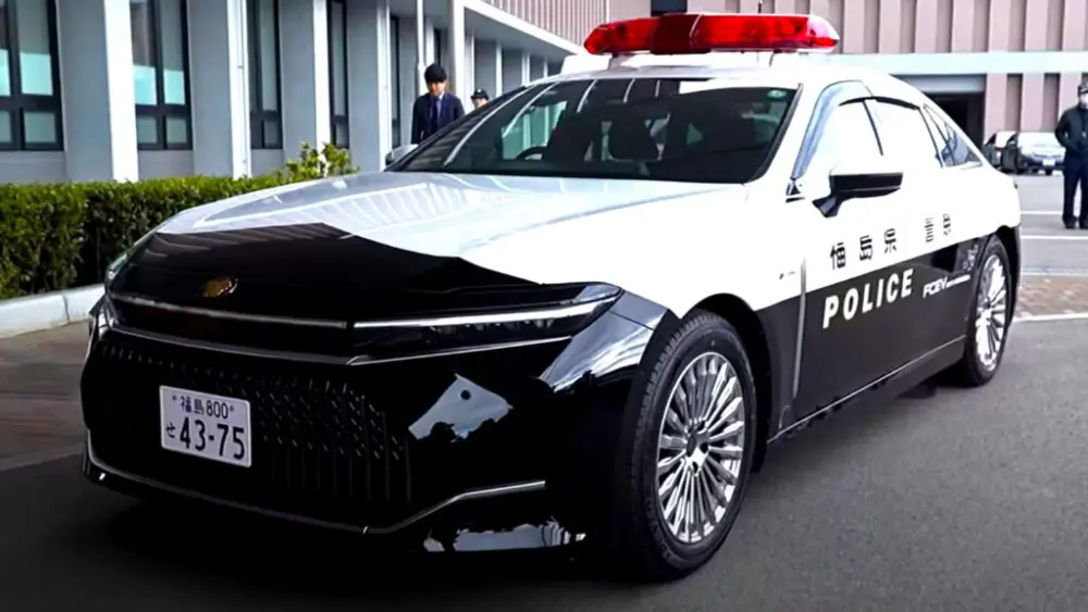 toyota-crown-sedan-fcev-police-car-2048xrfdc-1024x576464020-1