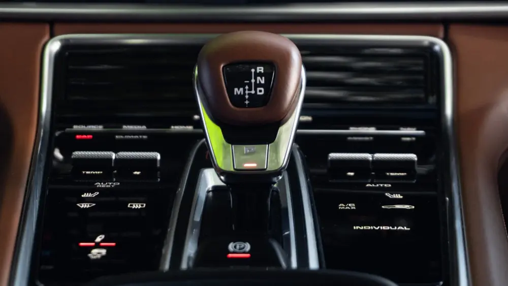 l-intro-1764782247308900