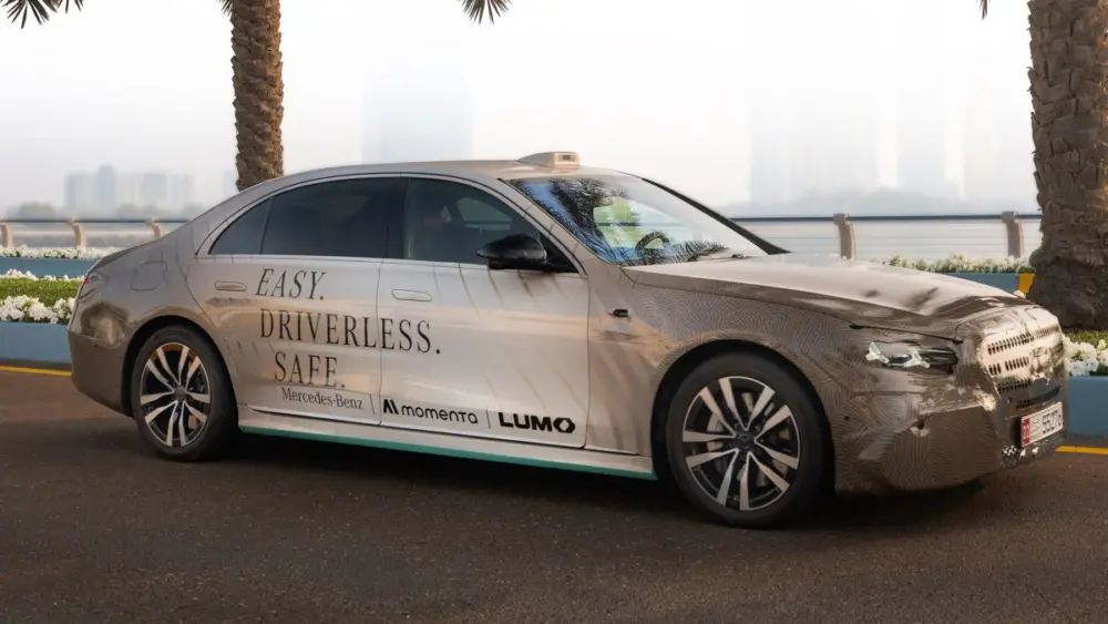 mercedes-benz-und-momenta-kooperieren-mit-lokalem-mobilittsanbieter-lumo-fr-robotaxi-angebot-mit-s-klassenmercedes-benz-and-momenta-team-up-with-local-mobility-provider-lumo-for-s-class-robotaxi-offe7
