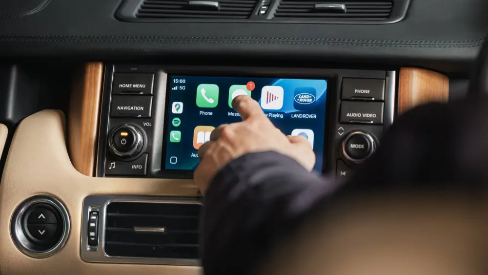 jlr-classic-land-rover-airplay-touch437180