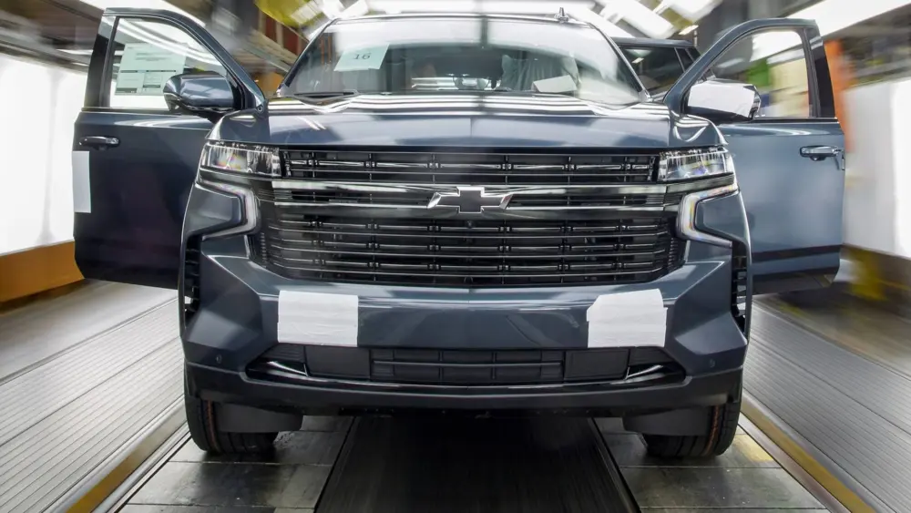 2021-chevrolet-tahoe-on-assembly-line487761
