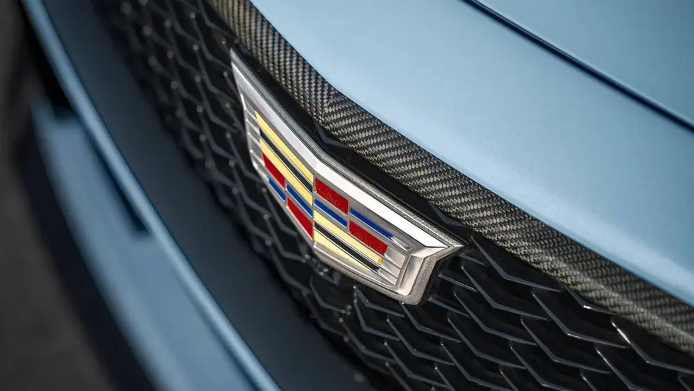 my25-ct5-v-gallery-exterior-modal-front-grille-crest_converted508264