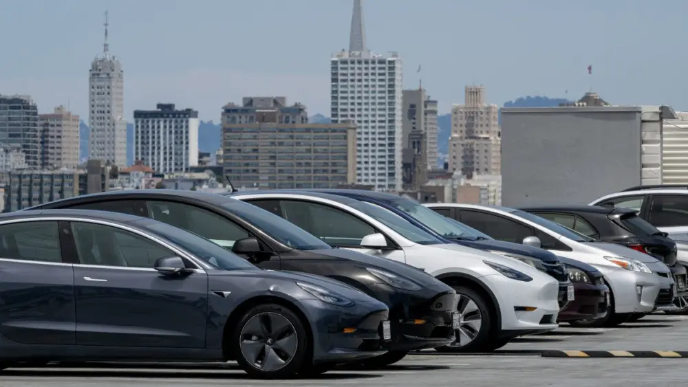 tesla-falls-as-trump-lashes-out-at-musk-over-subsidies923640