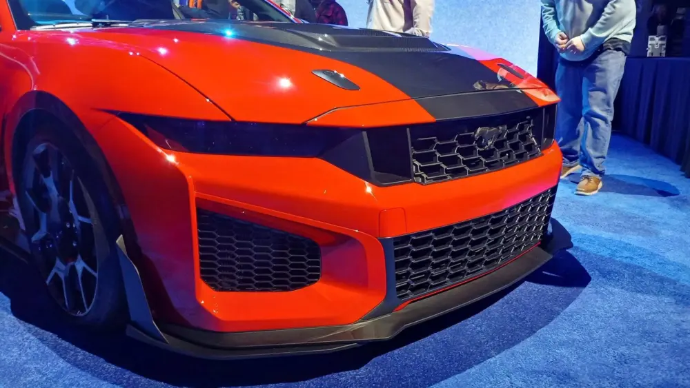 2026-ford-mustang-dark-horse-sc-front-close-live-image752311