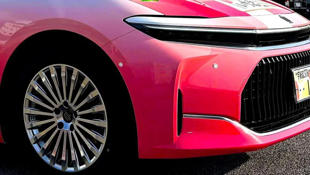 tochigi-toyota-strawberry-crown-1-copy1-copy-1024x576731679-1