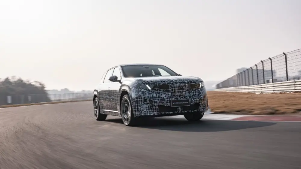 p90628342_highres_bmw-ix3-lwb-prototyp347086