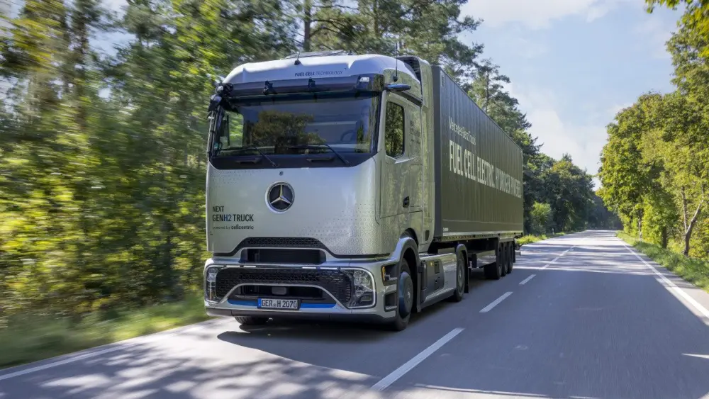 daimler-truck-stellt-mercedes-benz-nextgenh2-truck-vor-brennstoffzellen-lkw-in-kleinserie-fr-den-kundeneinsatz-ab-ende-2026daimler-truck-presents-mercedes-benz-nextgenh2-truck-with-small-series-produc