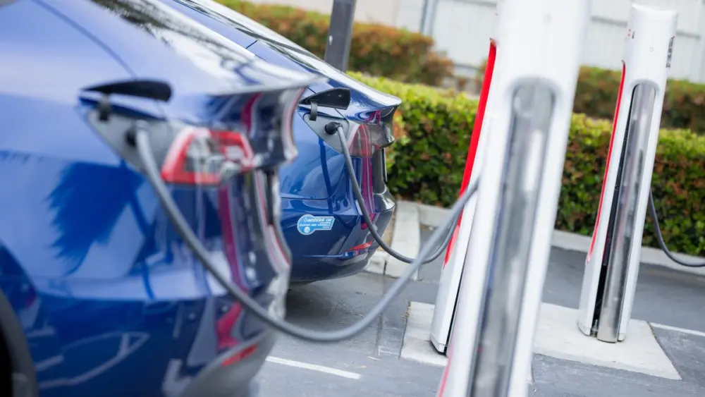 tesla-supercharger-in-hawthorne-california923999
