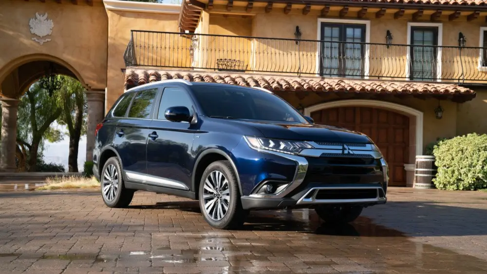 2019-mitsubishi-outlander-gt-three-quarters-view-source115054