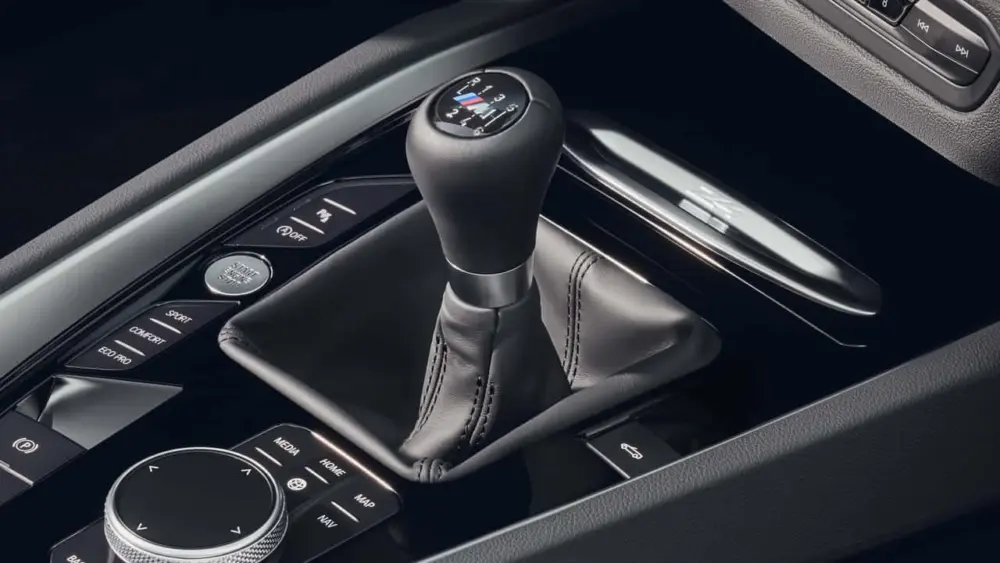 2025-bmw-z4-six-speed-manual-shifter-close-up391949