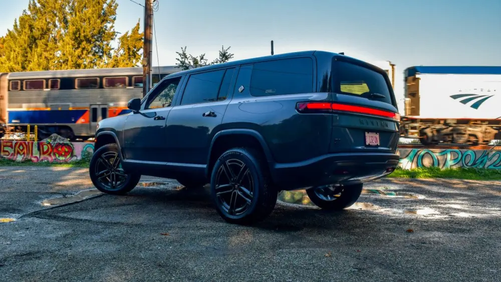 2026-rivian-r1s-rear-quarter267350