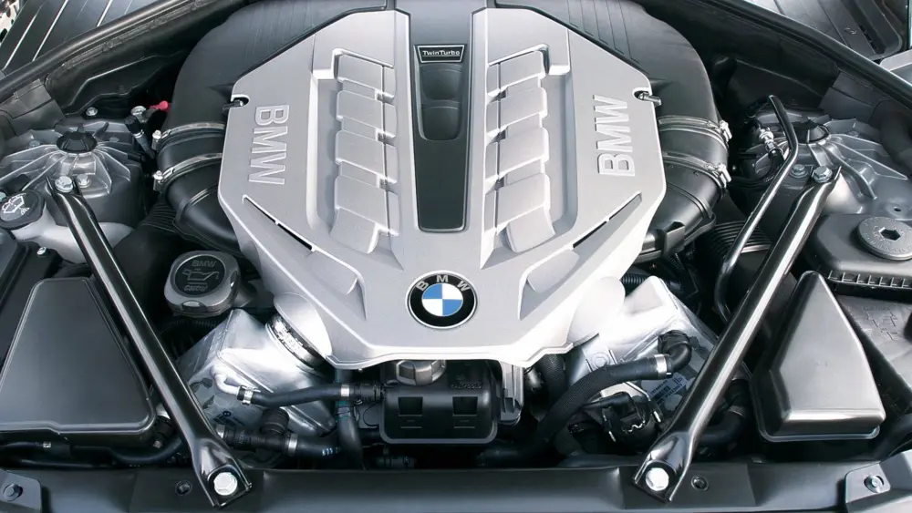 bmw-4-4-v8-main249023