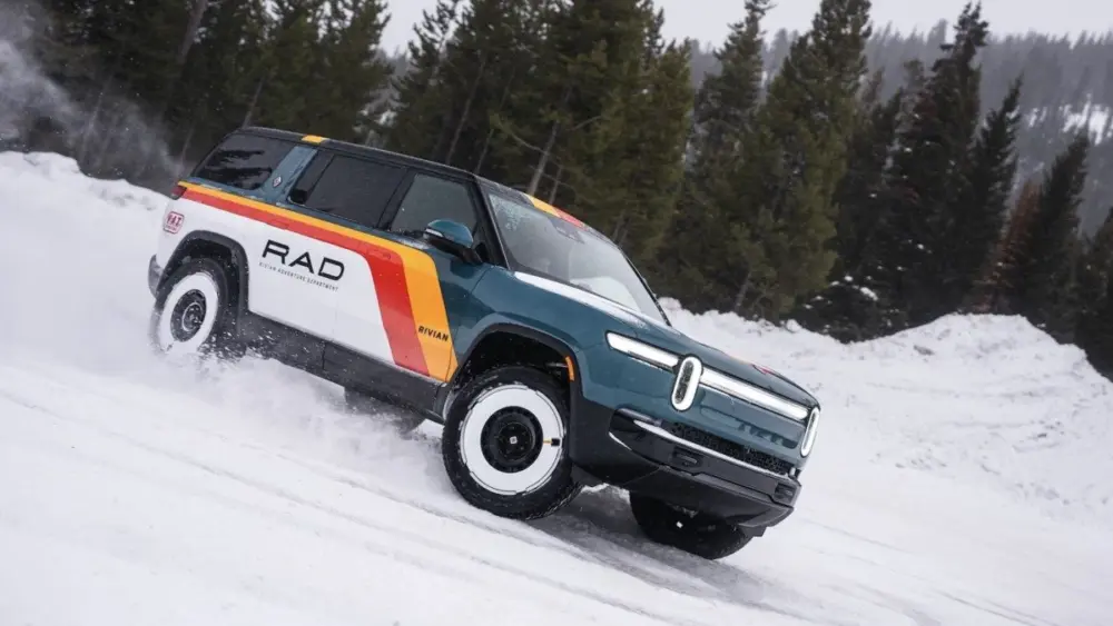 rivian-r1s-with-rad-branding14537