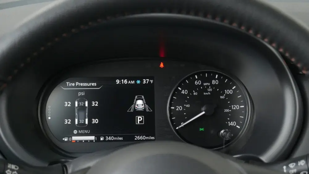 2021-nissan-kicks-sr-premium-interior-gauges-tire-pressures489202
