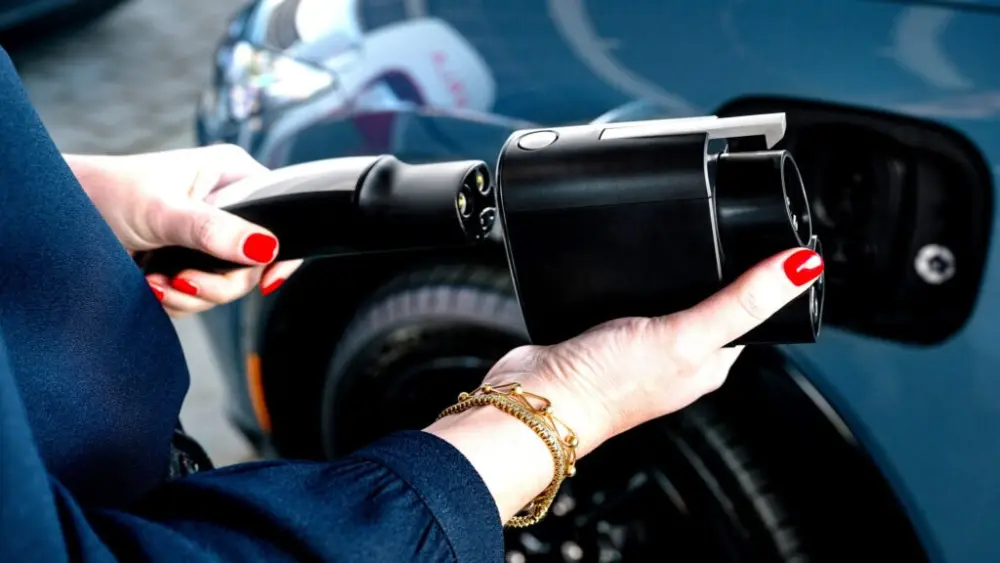 fast-charging-adapter-nacs_04-copy-1024x576153463-1