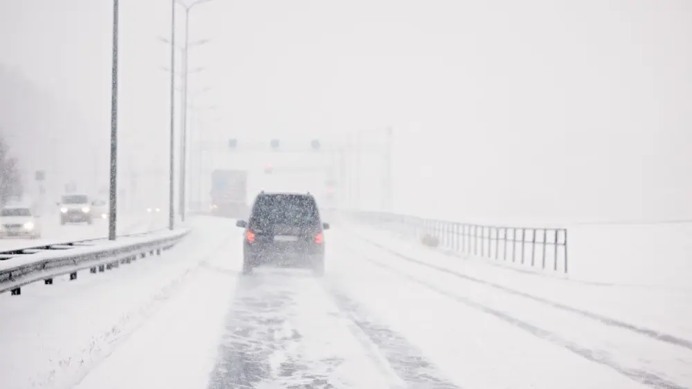 traffic-on-snowy-and-slippery-road-stockpack-gettyimages202751