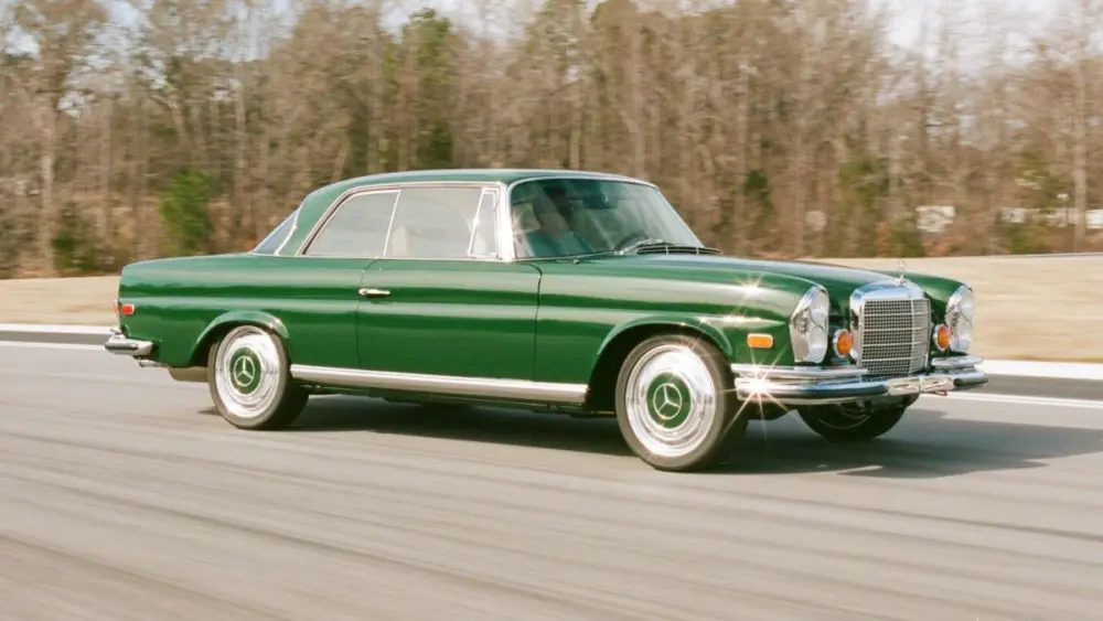retro-designs-1969-mercedes-benz-280-se-restomod-outdoor-photos-4276441