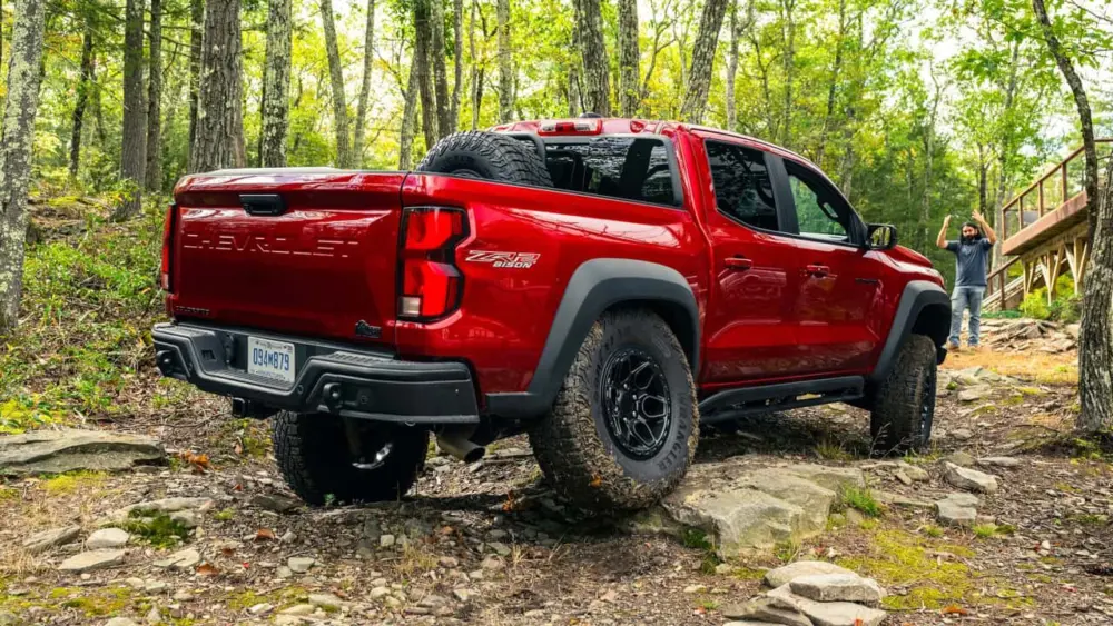 chevrolet-colorado-zr2-bison-vs-ford-ranger-raptor-vs-toyota-tacoma-trailhunter-comparison