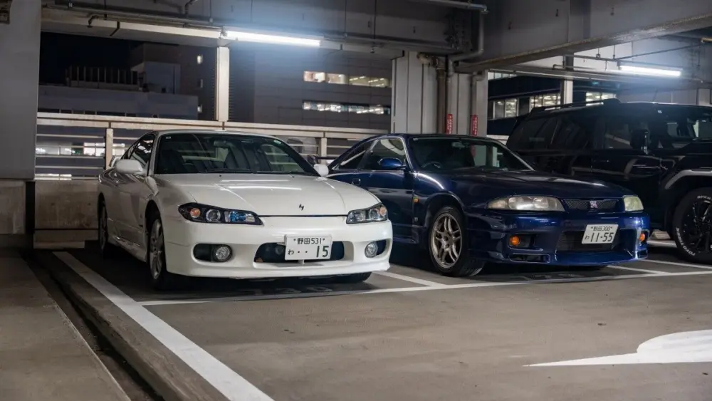 nissan-s15-silvia-and-r33-gt-r-parked-in-japan887849