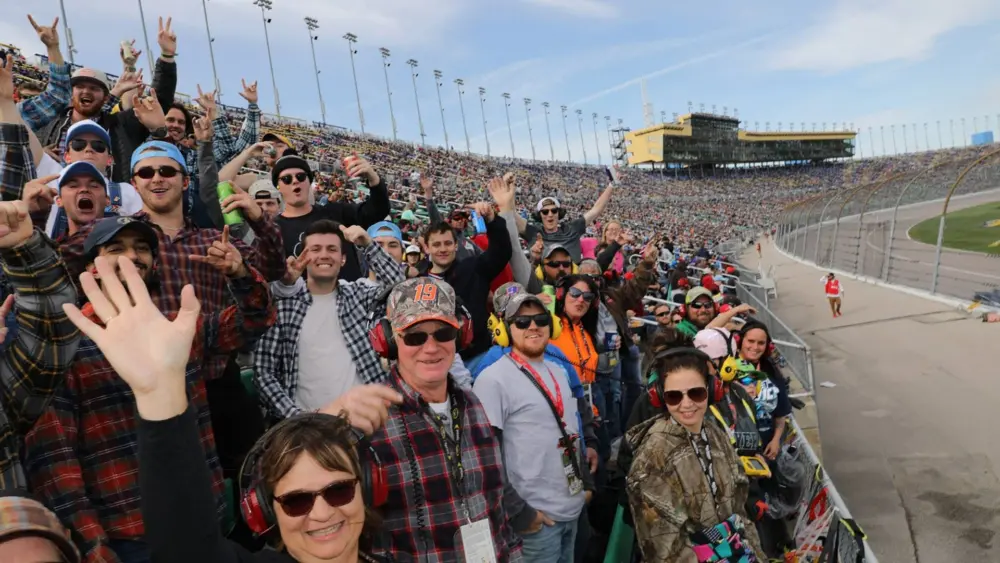 kansas-speedway-crowd506279