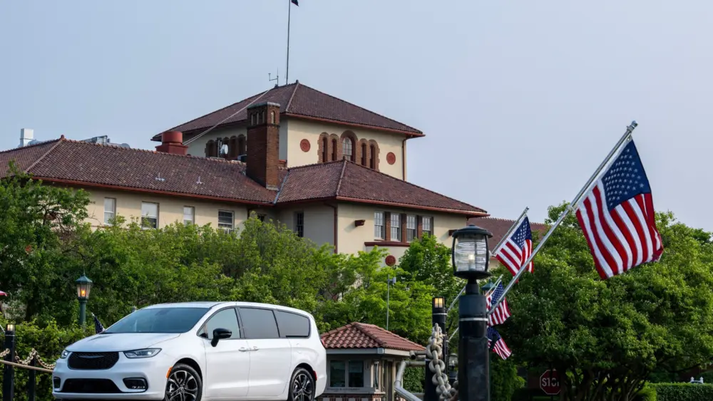 2026-chrysler-pacifica-100th-anniversary-edition-pr-103-685afc8fc895b