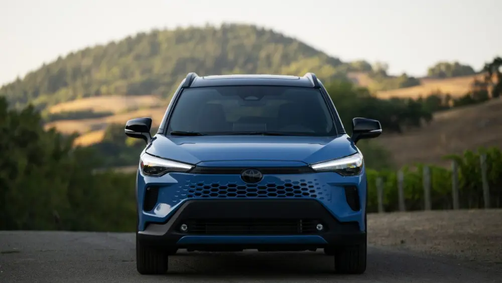 2026_toyota_corollacross_hybrid_xse_awd_cavalryblue_007_nr711242