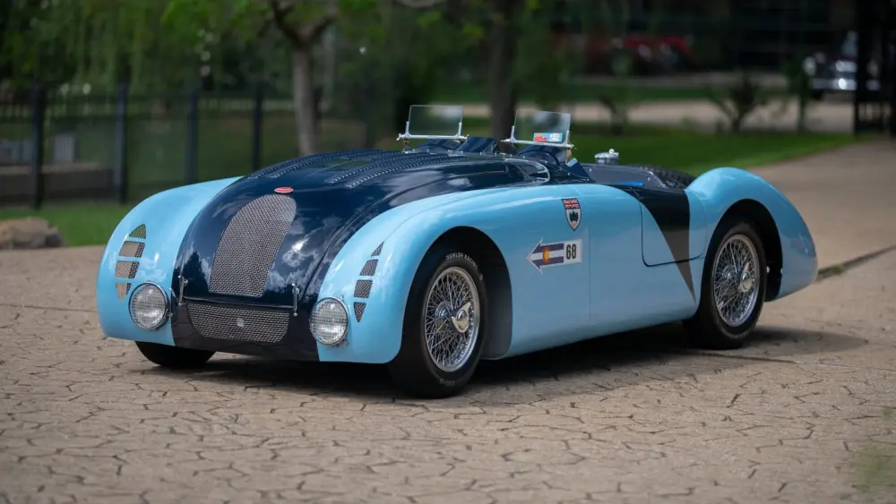 1936-bugatti-type-57g-tank-recreation_373627-2