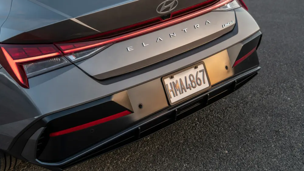 2024-hyundai-elantra-limited-123-64ef85e5499a2