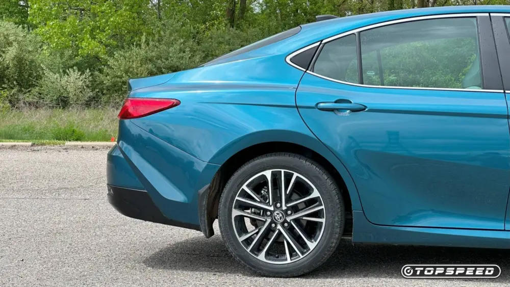 2025-toyota-camry-xle-awd-rear-side-135988