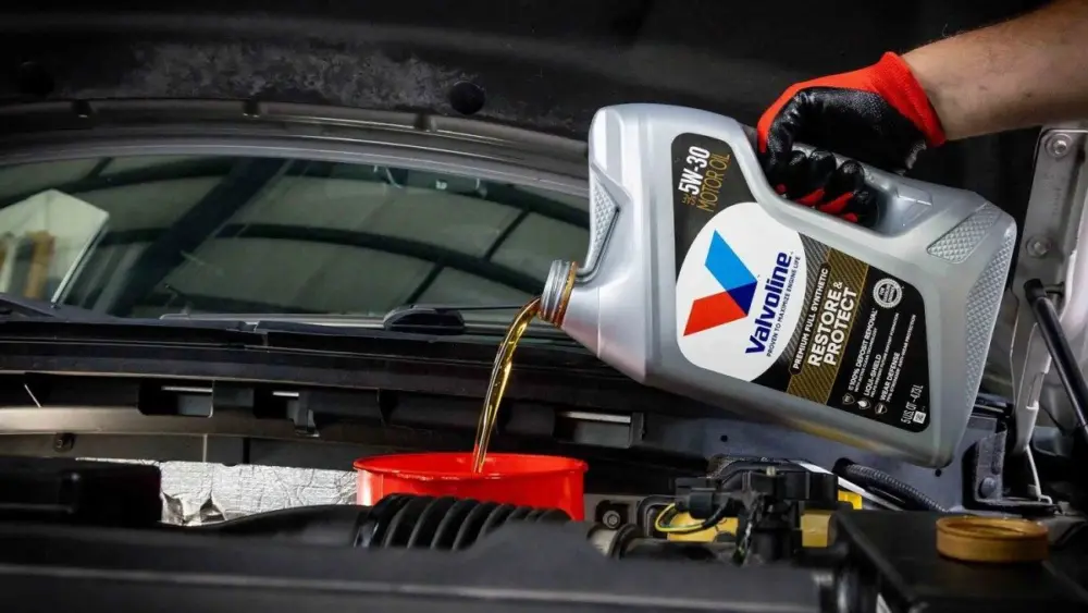 us_diy_oil_change_restore_protect_oil_pour795917