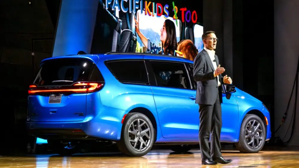 2027-chrysler-pacifica-003w-copy-1024x576313386-1