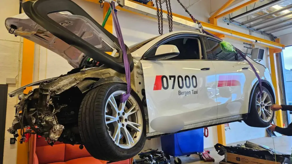 damaged-tesla-norway-crash-2023-in-the-air