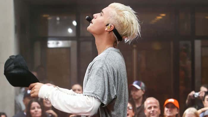 sorrybieberfanssingercancelsmeetgreetsexhaustedtothepointofdepression-jpg
