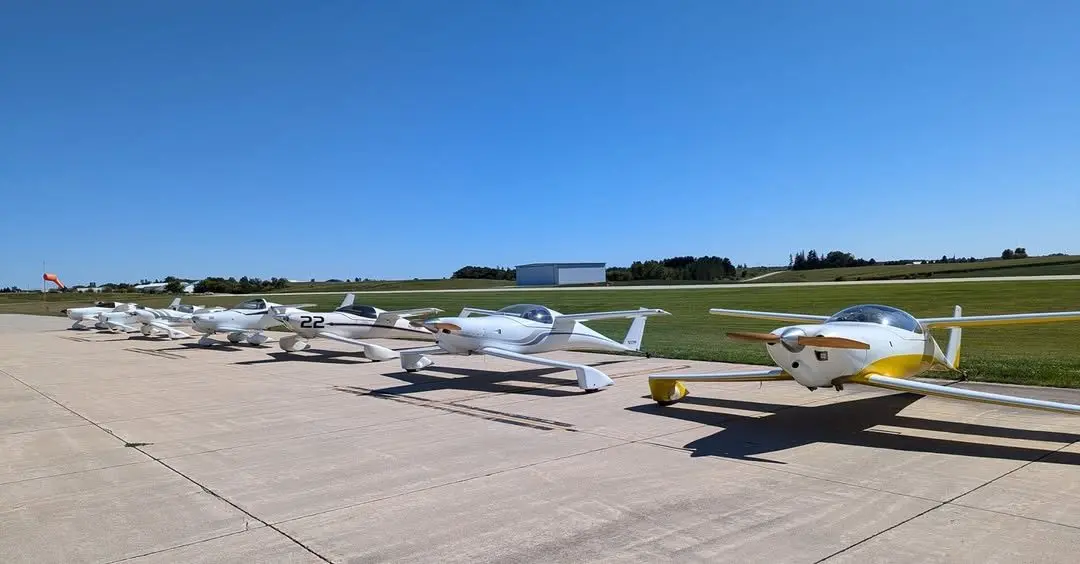 tandem-airplanes