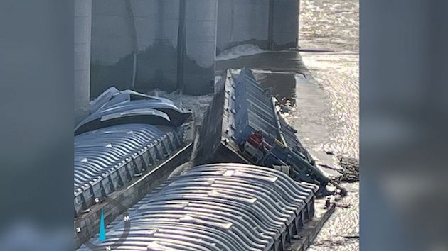Loose barge carrying toxic alcohol compound partially submerged at McAlpine Dam in Louisville: Officials - Vimarsana News