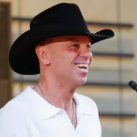 getty_kennychesneycmhof07102532779