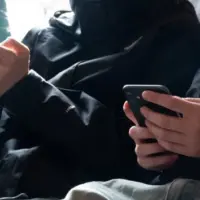 getty_teensphones_032526646619