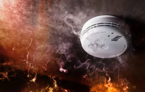 smoke-detector-and-fire-alarm-in-action-background-with-copy-space