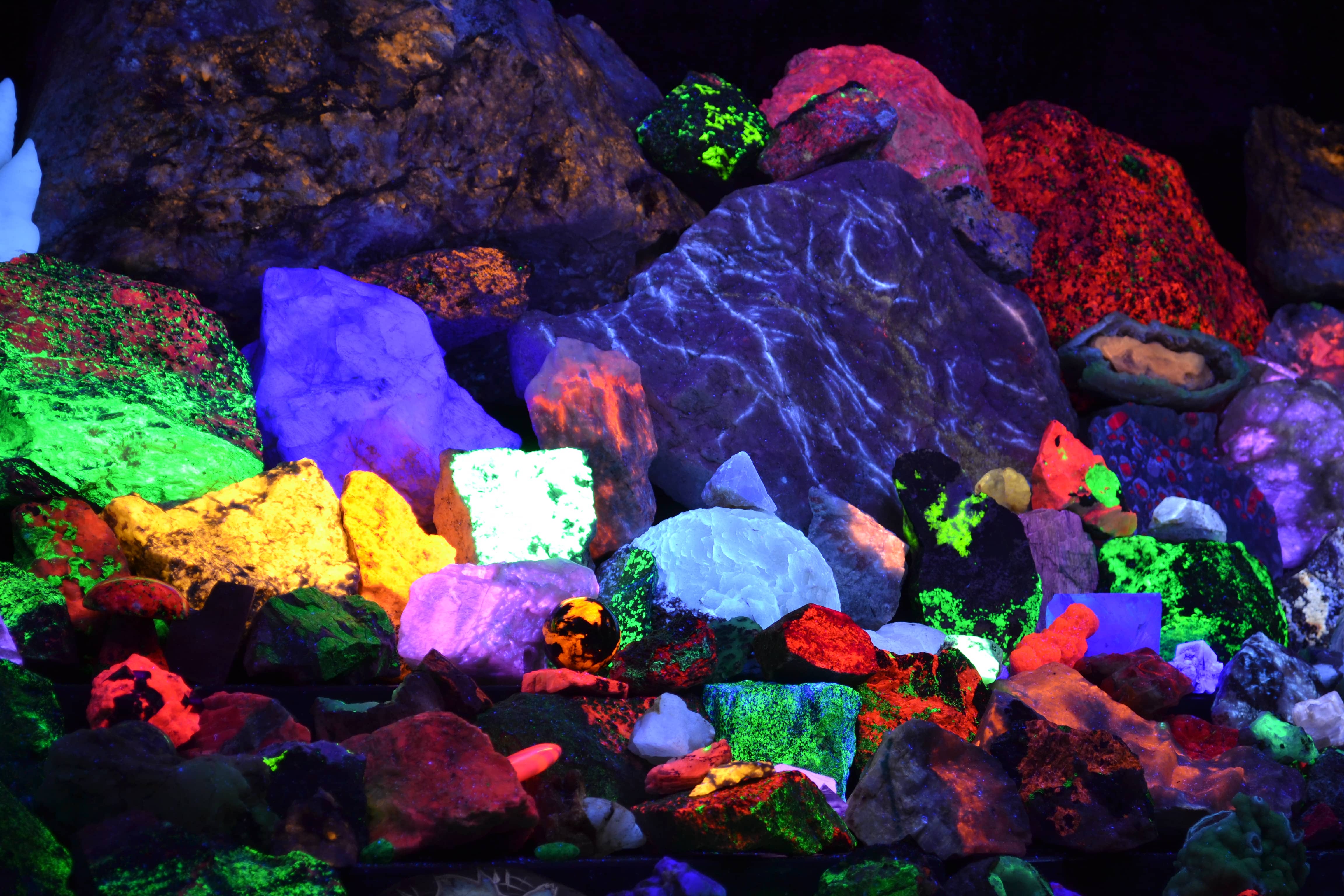 Fluorescent Display - The Fluorescent Mineral Society