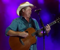 Tracy Lawrence performs at the CountryFlo Music and Camping Festival on November 4^ 2016 in Lake Wales^ Florida.
