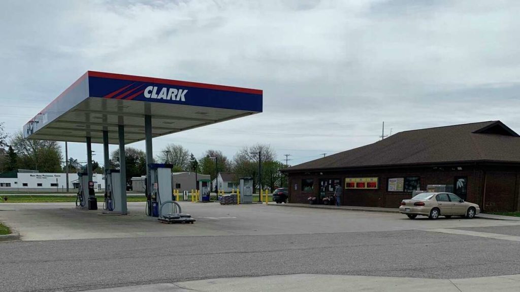 Minden City man hits the gas, strikes Kinde convenience store during