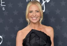 Sarah Michelle Gellar at the Critics Choice Awards 2025. SANTA MONICA^ USA. February 07^ 2025